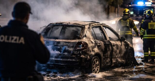 Eboli, auto distrutta dalle fiamme nella notte: indagini in corso Eboli, auto distrutta dalle fiamme nella notte: indagini in corso