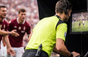 Salerno, polemiche sull’arbitraggio ai playoff di Serie C: il ruolo del VAR in discussione Salerno, polemiche sull'arbitraggio ai playoff di Serie C: il ruolo del VAR in discussione