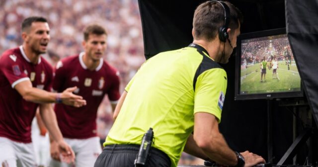 Salerno, polemiche sull'arbitraggio ai playoff di Serie C: il ruolo del VAR in discussione