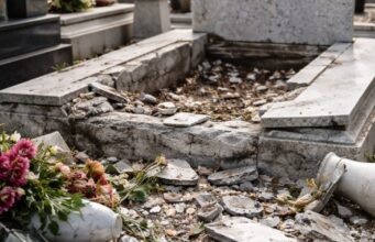 Salerno, raid al cimitero: rubata una lapide e devastata una tomba Salerno, raid al cimitero: rubata una lapide e devastata una tomba