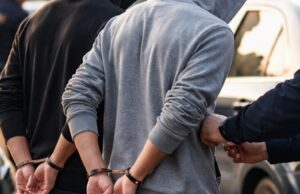 Arrestati due minorenni per una serie di rapine e furti tra Napoli e Salerno Arrestati due minorenni per una serie di rapine e furti tra Napoli e Salerno