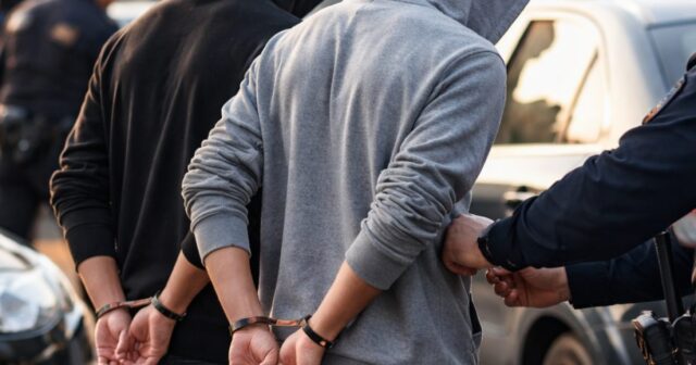Arrestati due minorenni per una serie di rapine e furti tra Napoli e Salerno