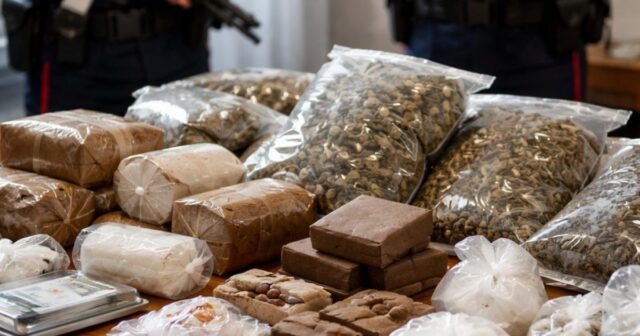 Arrestato uomo con quasi 10 chili di droga tra eroina, marijuana, hashish e cocaina Arrestato uomo con quasi 10 chili di droga tra eroina, marijuana, hashish e cocaina