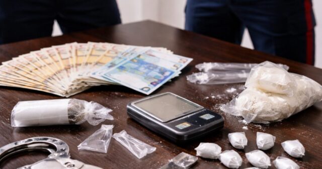 Arresto per spaccio di cocaina a Salerno: sequestrati droga e denaro Arresto per spaccio di cocaina a Salerno: sequestrati droga e denaro