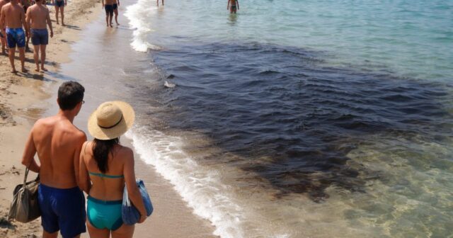 Chiazza scura in mare a Salerno: bagnanti costretti a lasciare la spiaggia