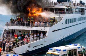 Incendio su traghetto diretto a Capri, cinque intossicati Incendio su traghetto diretto a Capri, cinque intossicati
