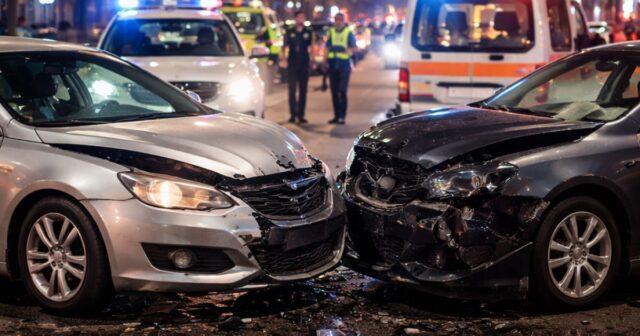 Incidente stradale a Salerno: scontro tra due auto in corso Garibaldi Incidente stradale a Salerno: scontro tra due auto in corso Garibaldi