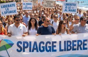 Marcia per le spiagge libere a Salerno: Lanocita guida la protesta Marcia per le spiagge libere a Salerno: Lanocita guida la protesta