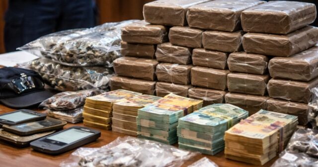 Market della droga scoperto a Cava de' Tirreni: arrestato un uomo con 22 chili di hashish e 62mila euro Market della droga scoperto a Cava de' Tirreni: arrestato un uomo con 22 chili di hashish e 62mila euro