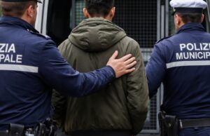 Molestie a Eboli: giovane marocchino accompagnato al Centro di permanenza per il rimpatrio Molestie a Eboli: giovane marocchino accompagnato al Centro di permanenza per il rimpatrio