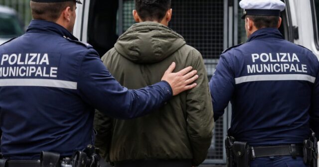 Molestie a Eboli: giovane marocchino accompagnato al Centro di permanenza per il rimpatrio
