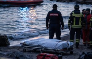 Recuperato un cadavere in mare a Salerno, indagini in corso Recuperato un cadavere in mare a Salerno, indagini in corso