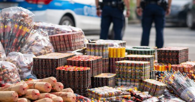 Salerno, scoperto un arsenale di botti illegali: la Polizia avvia le indagini Salerno, scoperto un arsenale di botti illegali: la Polizia avvia le indagini