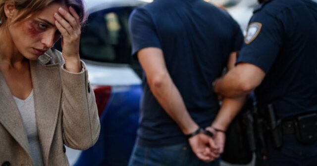 Salerno, uomo arrestato per aver colpito l'ex moglie durante una lite Salerno, uomo arrestato per aver colpito l'ex moglie durante una lite