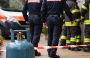 Si barrica in casa e minaccia con una bombola del gas: intervengono i carabinieri Si barrica in casa e minaccia con una bombola del gas: intervengono i carabinieri