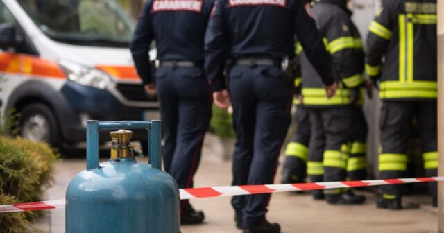 Si barrica in casa e minaccia con una bombola del gas: intervengono i carabinieri Si barrica in casa e minaccia con una bombola del gas: intervengono i carabinieri