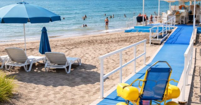 A 102 anni, Maria Mele realizza il sogno di rivedere il mare a Salerno A 102 anni, Maria Mele realizza il sogno di rivedere il mare a Salerno