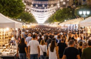 Affluenza record per la Notte Bianca di Salerno, ma i negozi non ne beneficiano Affluenza record per la Notte Bianca di Salerno, ma i negozi non ne beneficiano