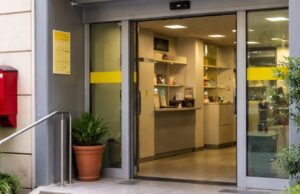 Arrestato un 51enne per tentata rapina all’ufficio postale di Salerno Arrestato un 51enne per tentata rapina all'ufficio postale di Salerno