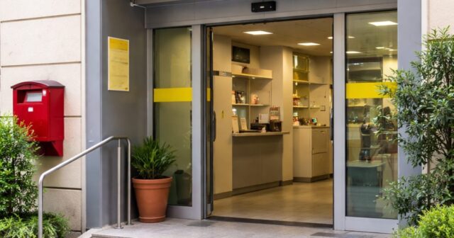 Arrestato un 51enne per tentata rapina all'ufficio postale di Salerno