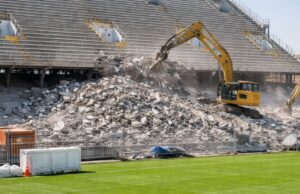 Avviati i lavori di demolizione della Curva Nord allo stadio Arechi Avviati i lavori di demolizione della Curva Nord allo stadio Arechi