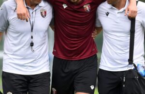 Esercitazioni tattiche della Salernitana a Cascia: Barzagli lascia il campo per infortunio Esercitazioni tattiche della Salernitana a Cascia: Barzagli lascia il campo per infortunio