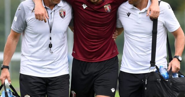 Esercitazioni tattiche della Salernitana a Cascia: Barzagli lascia il campo per infortunio Esercitazioni tattiche della Salernitana a Cascia: Barzagli lascia il campo per infortunio