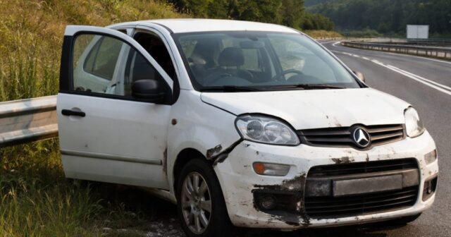 Fuga da un furto d'auto termina in incidente ad Atena Lucana Fuga da un furto d'auto termina in incidente ad Atena Lucana