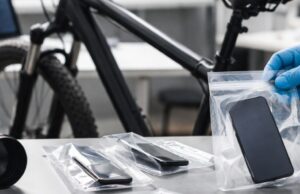 Indagini sull’omicidio di Luca Esposito: accertamenti su telefoni e bicicletta Indagini sull'omicidio di Luca Esposito: accertamenti su telefoni e bicicletta