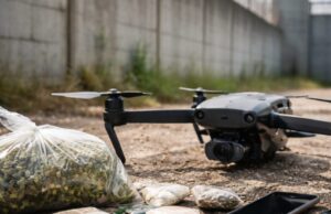 Scoperti cellulari e droga grazie a un drone nei pressi del carcere di Salerno Scoperti cellulari e droga grazie a un drone nei pressi del carcere di Salerno