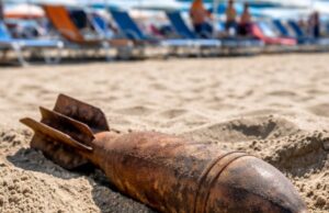 Scoperto un ordigno bellico in spiaggia a Salerno Scoperto un ordigno bellico in spiaggia a Salerno
