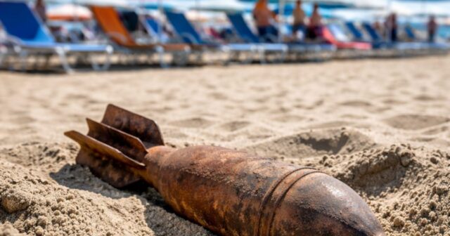 Scoperto un ordigno bellico in spiaggia a Salerno Scoperto un ordigno bellico in spiaggia a Salerno