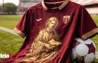 La Salernitana presenta la maglia dedicata a San Matteo La Salernitana presenta la maglia dedicata a San Matteo