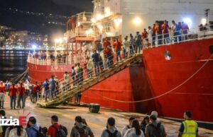 Sbarco di 75 migranti al porto di Salerno nella notte Sbarco di 75 migranti al porto di Salerno nella notte