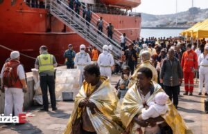 Sbarco di 78 migranti a Salerno, tra cui donne e neonati Sbarco di 78 migranti a Salerno, tra cui donne e neonati